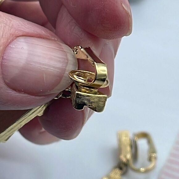 Vintage dangle clip style earrings gold colored triangle pattern. - Picture 6 of 7